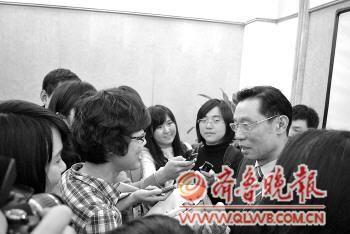 本报记者赵文竹(左一)面对面采访钟南山。记者 王僖 摄本报特派记者 赵文竹 王僖 3月5日发自北京 本报记者赵文竹(左一)面对面采访钟南山。记者 王僖 摄本报特派记者 赵文竹 王僖 3月5日发自北京